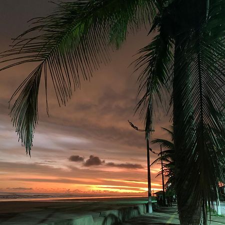 Lindo Sobrado Amarelo -próximo a praia Mongaguá Exterior foto